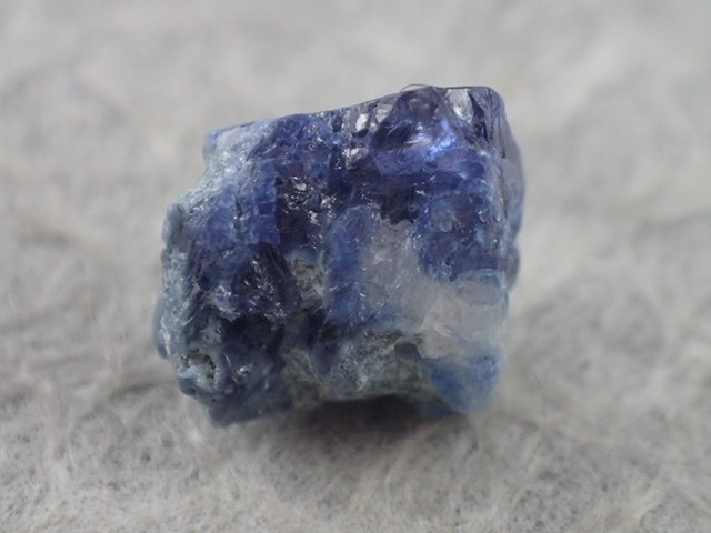 最高品質ベニト石（ベニトアイト）原石　San Benito, California,USA 産　寸法　：　10.8X9.6X6.7mm/1g　宝石品質　 ルースケース付