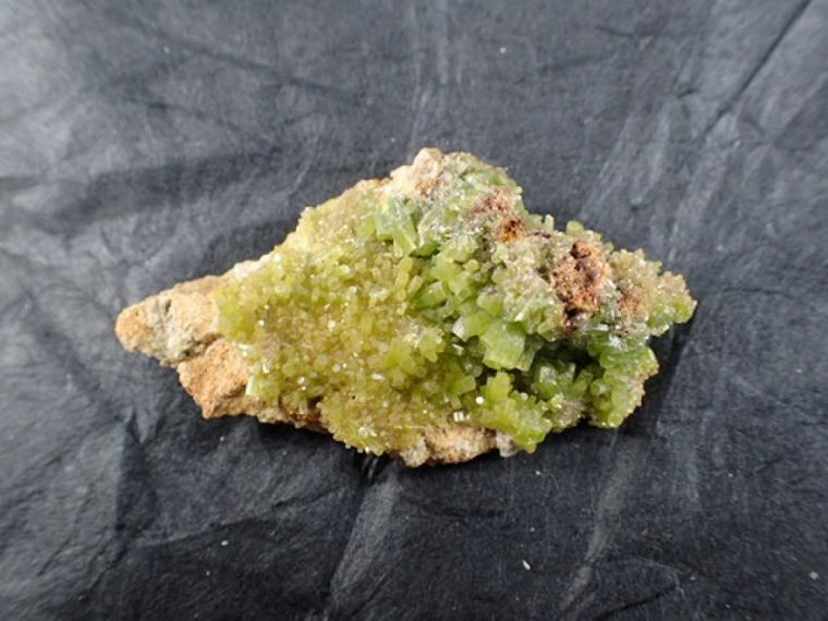 緑鉛鉱（Pyromorphite) 中国雲南省珪林 産 寸法 ： 51.7X29.2X13.6mm