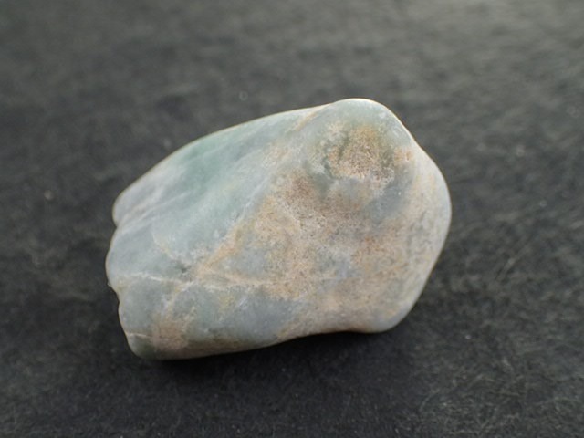 最高品質ヒスイ輝石(Jadeite) 新潟県糸魚川市青梅町 産 寸法 ： 33.9