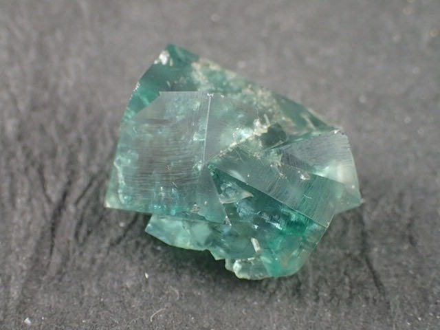 最高品質フローライト(Fluorite)原石　Blue Circle Quarry Eastgate, Weardale, Durham, UK 産  寸法 ： 23.3X17.6X15.8mm/8.5g コレクションケース付