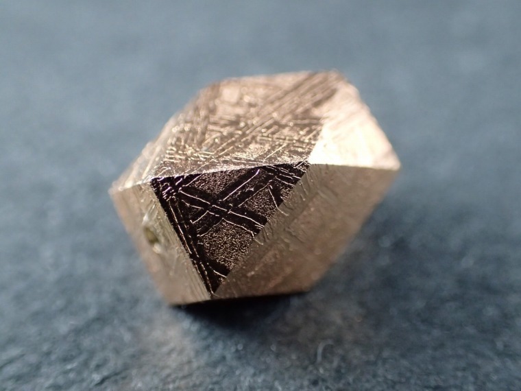 ギベオン隕石 126g エンドカット 高品質 表皮付き 鉄隕石 最高品質