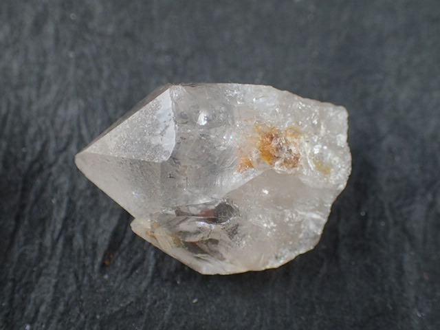 水晶　長野県佐久市川上村小川山 産　寸法　：　36.2X25.8X22.6mm/21g