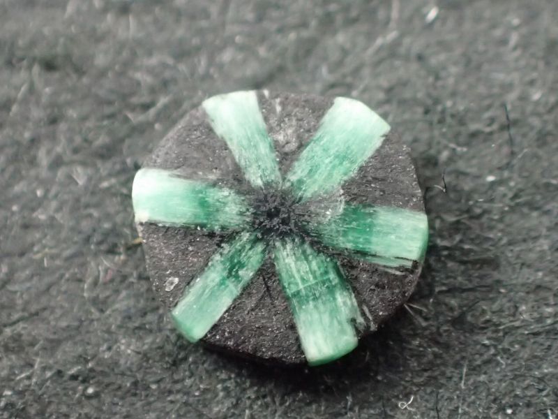 最高品質天然トラピッチェエメラルド(Trappiche Emerald) 自由カット