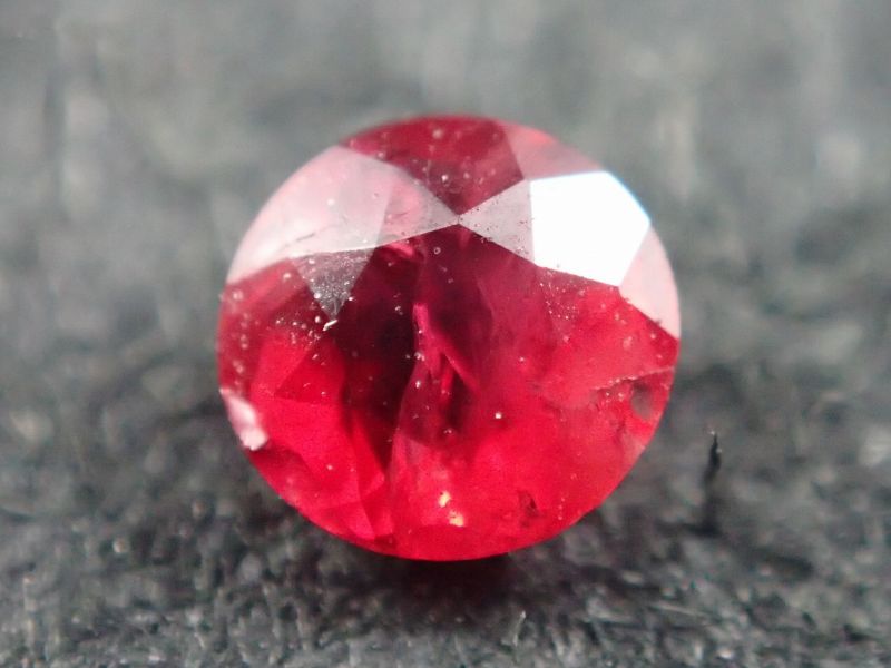 最高品質天然レッドベリル(Red Beryl) ラウンドカット Wah Wah Mtns,Beaver Co.,Utah, USA産 寸法 ：  2.2X2.2X1.4mm/0.070ct ルースケース付 : w0626 : VECSTONECLUB - 通販 - Yahoo!ショッピング