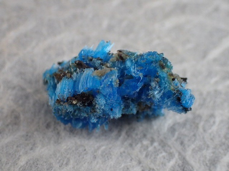 胆ばん(硫化銅）　Chalcanthite Planet Mine, La Paz co, Arizona, USA 産　寸法　：　 25.9X14.3X13.1mm/2g　 保管に要注意