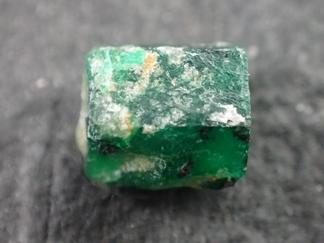 最高品質エメラルド原石(Ruygh Emerald) パキスタン・スワート渓谷(SWAT Valley) 産　寸法　：  6.0X5.9X5.4mm/1.85ct コレクションケース付