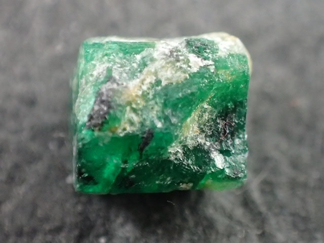 最高品質エメラルド原石(Ruygh Emerald) パキスタン・スワート渓谷(SWAT Valley) 産　寸法　：  6.0X5.9X5.4mm/1.85ct コレクションケース付