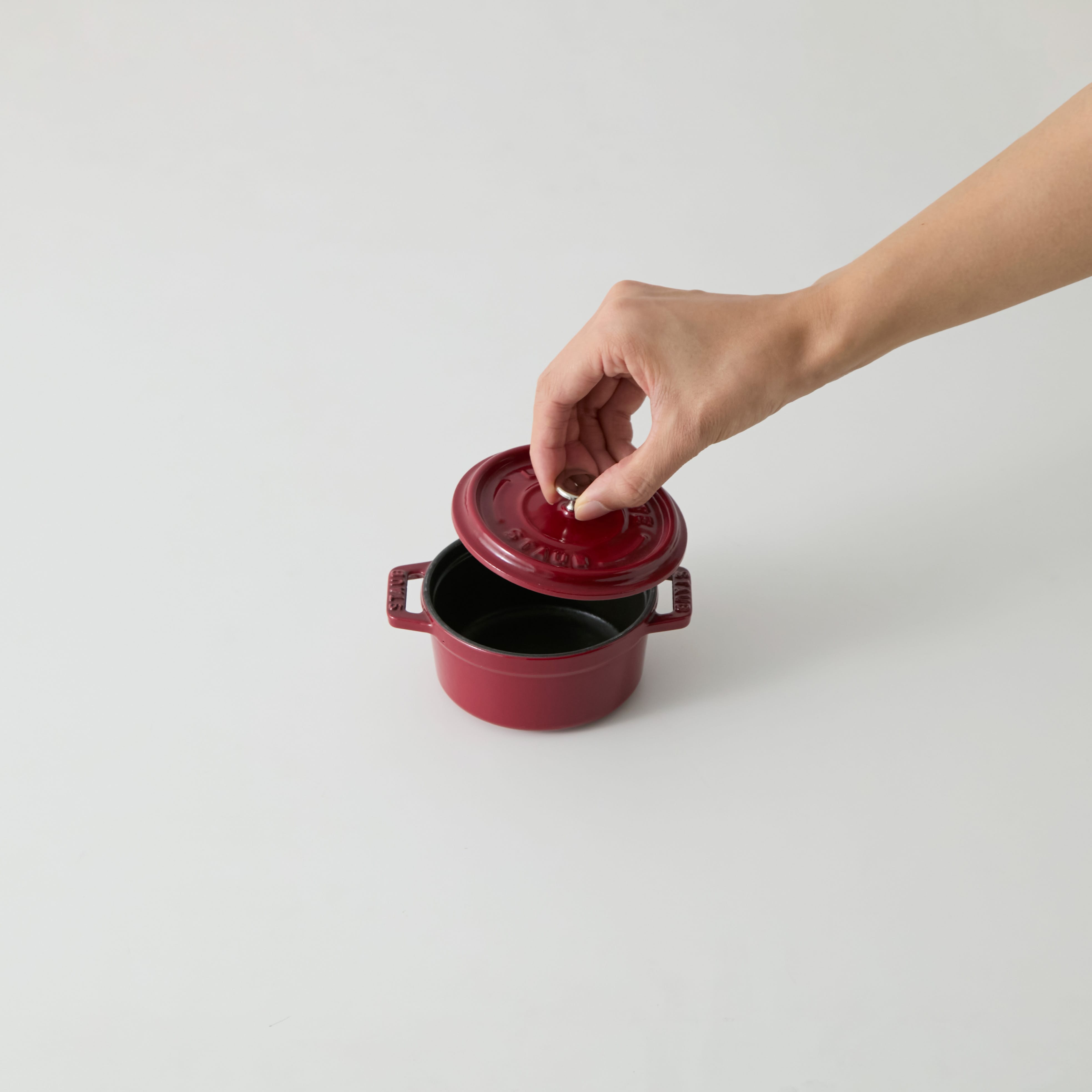 鍋 ホーロー鍋 ホーロー 両手 両手鍋 10cm レトロ なべ 1人用 一人用 IH 調理 煮る フランス製 キッチン 冬 暖かい 耐熱性 保温性 熱の画像