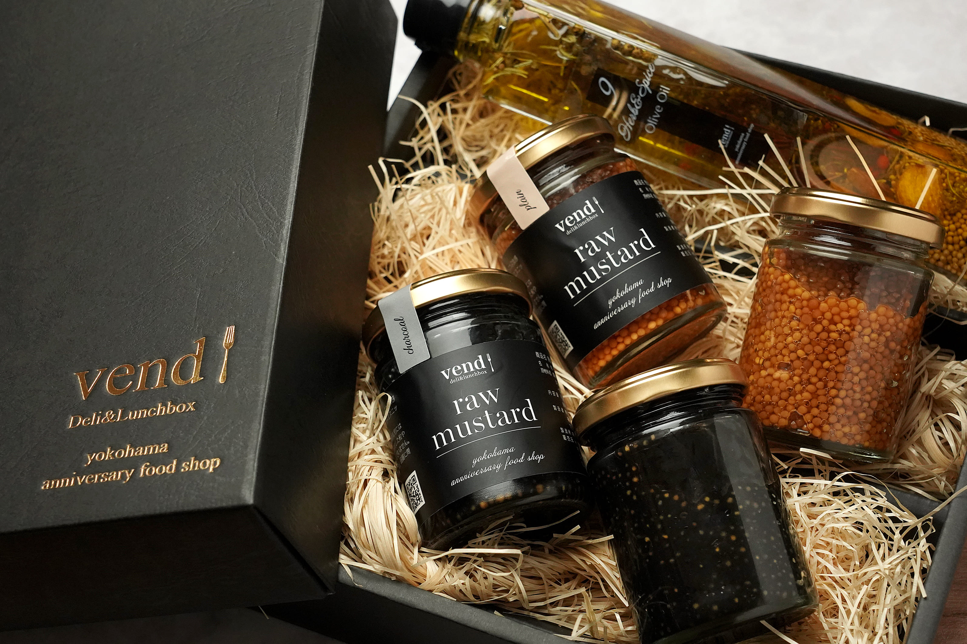【マスタード4個+オリーブオイル1本/ 5個入】 プレミアム 熟成 生マスタード と 9 ハーブ ＆ スパイス オリーブオイル ギフト ボックス vend 横浜 お土産 記念日 |  | 01