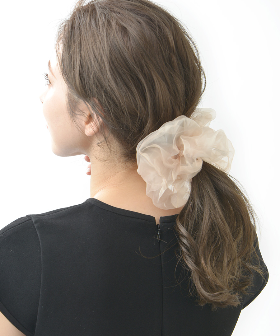 軽やかな透け感と立体ボリュームが華やぐ オーガンジー素材のビッグシュシュ