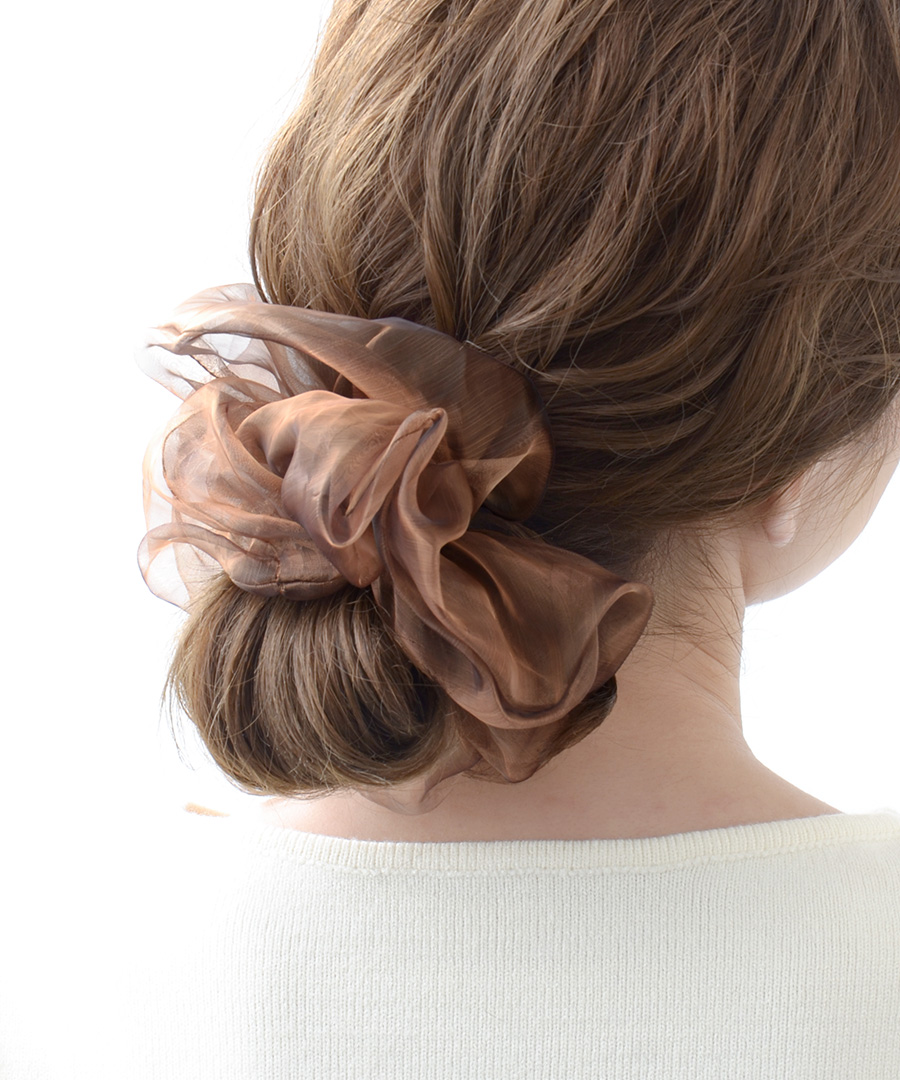 軽やかな透け感と立体ボリュームが華やぐ オーガンジー素材のビッグシュシュ