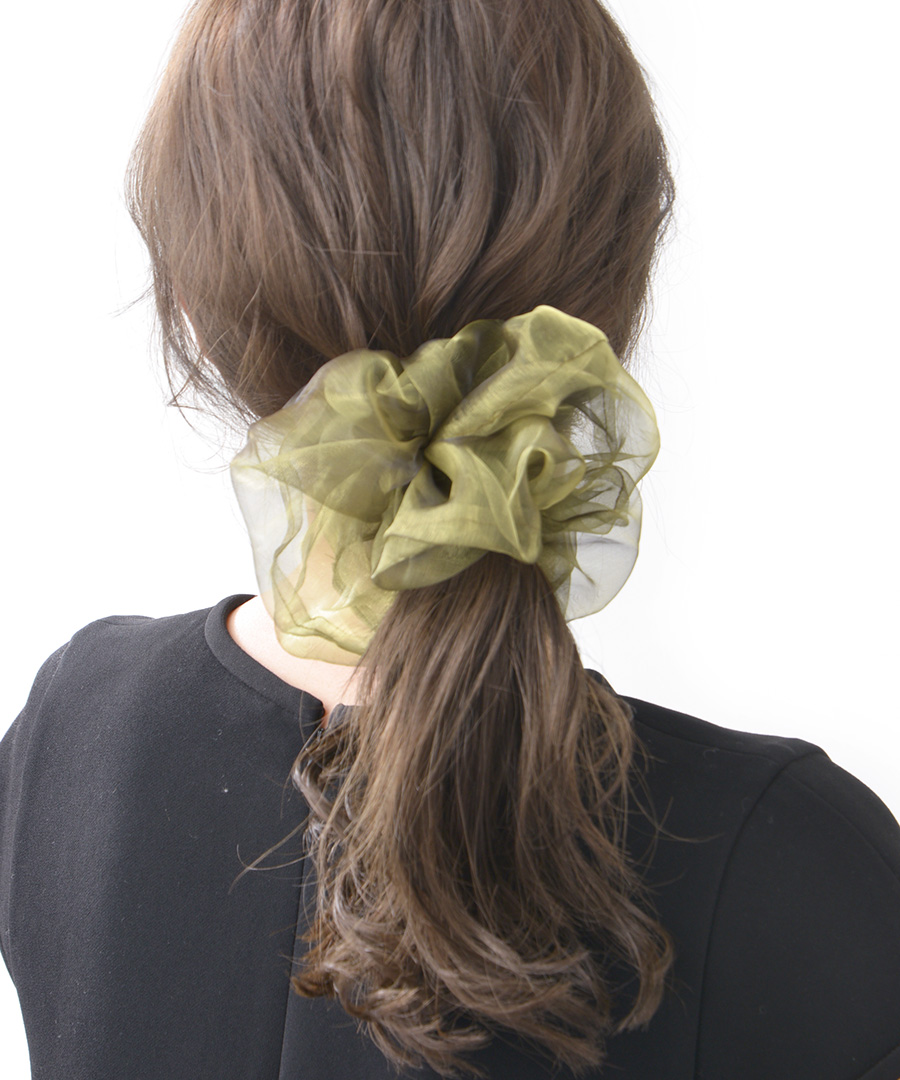 軽やかな透け感と立体ボリュームが華やぐ オーガンジー素材のビッグシュシュ