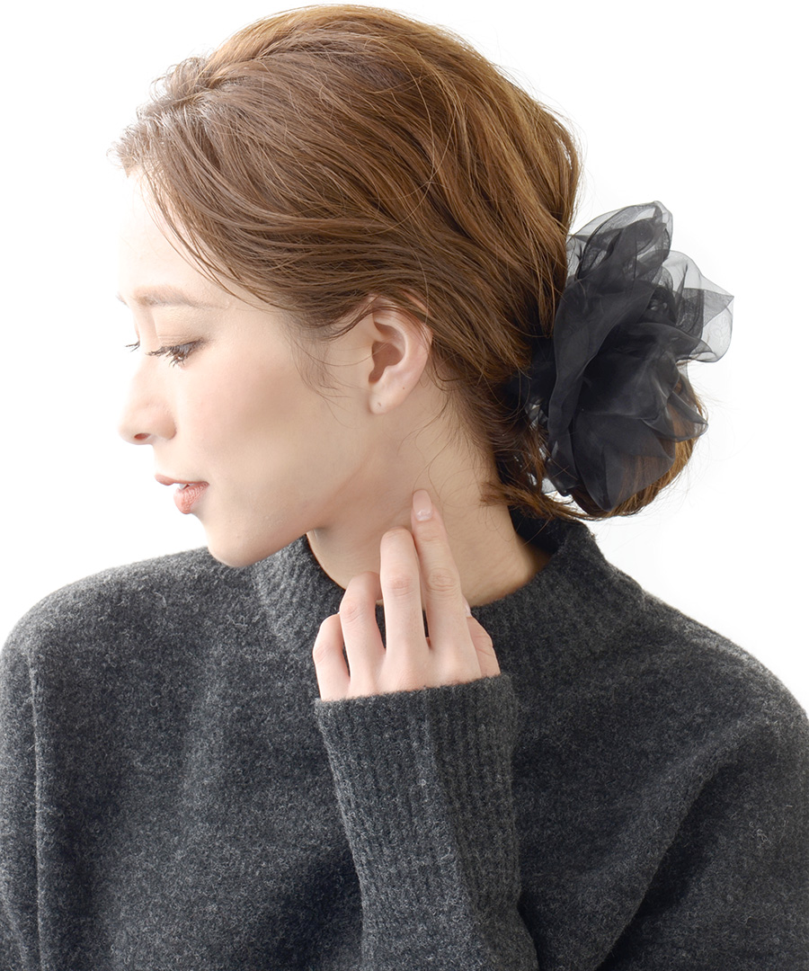 軽やかな透け感と立体ボリュームが華やぐ オーガンジー素材のビッグシュシュ