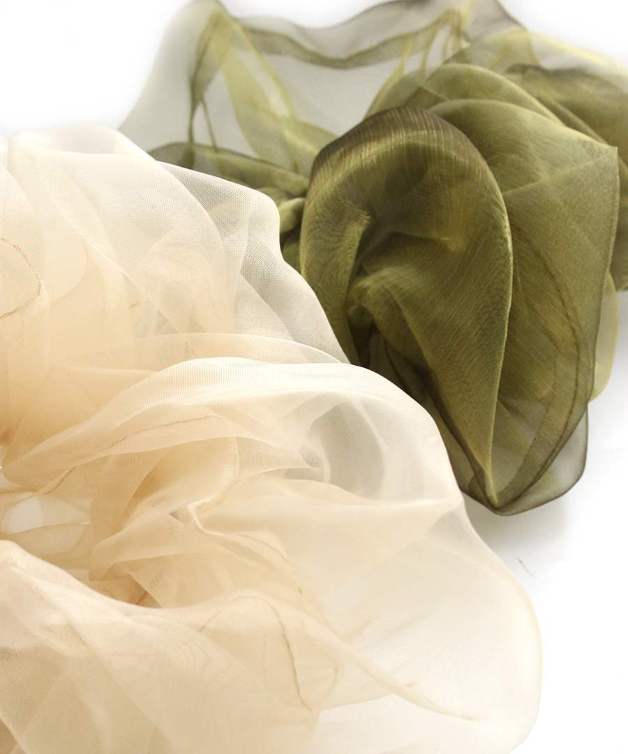 軽やかな透け感と立体ボリュームが華やぐ オーガンジー素材のビッグシュシュ