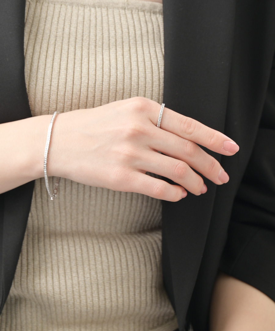 大人の手元に上品な輝きを添える キュービックジルコニア エタニティリング