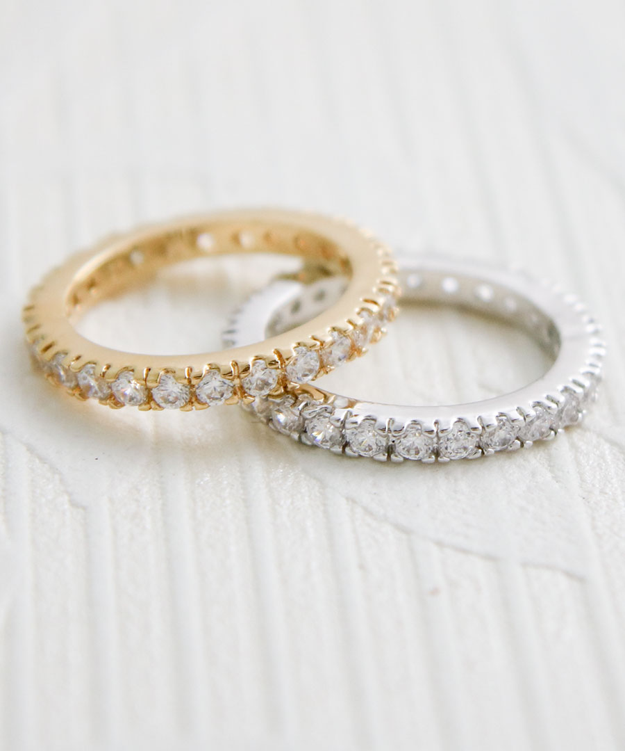 大人の手元に上品な輝きを添える キュービックジルコニア エタニティリング