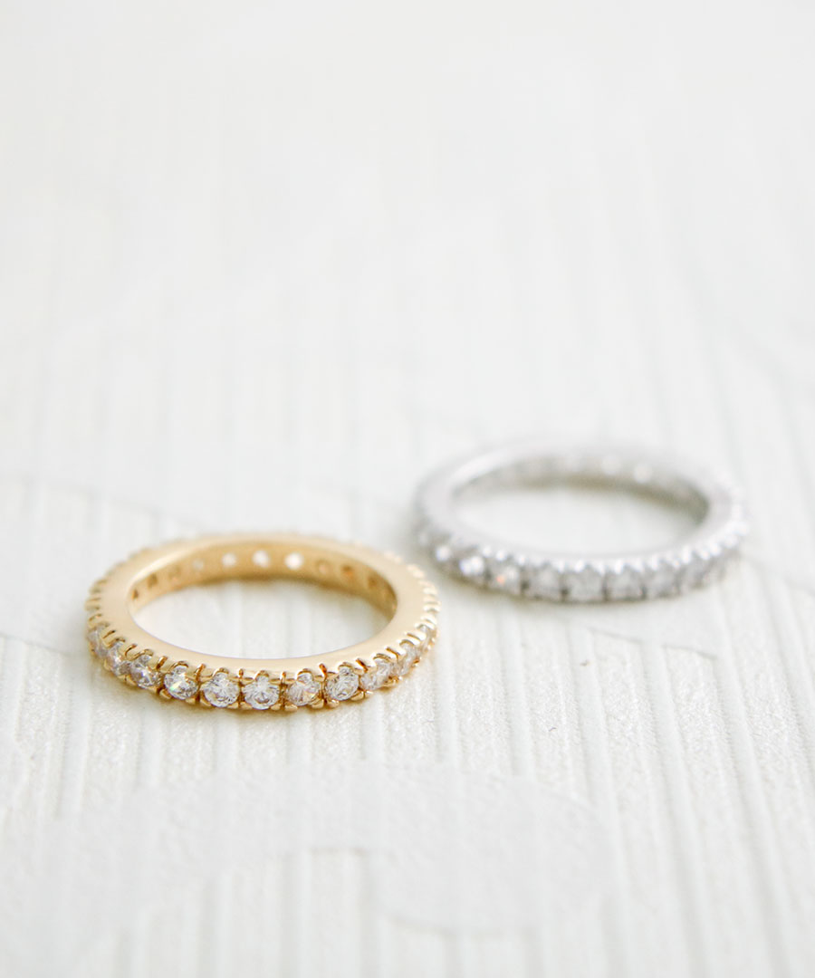 大人の手元に上品な輝きを添える キュービックジルコニア エタニティリング