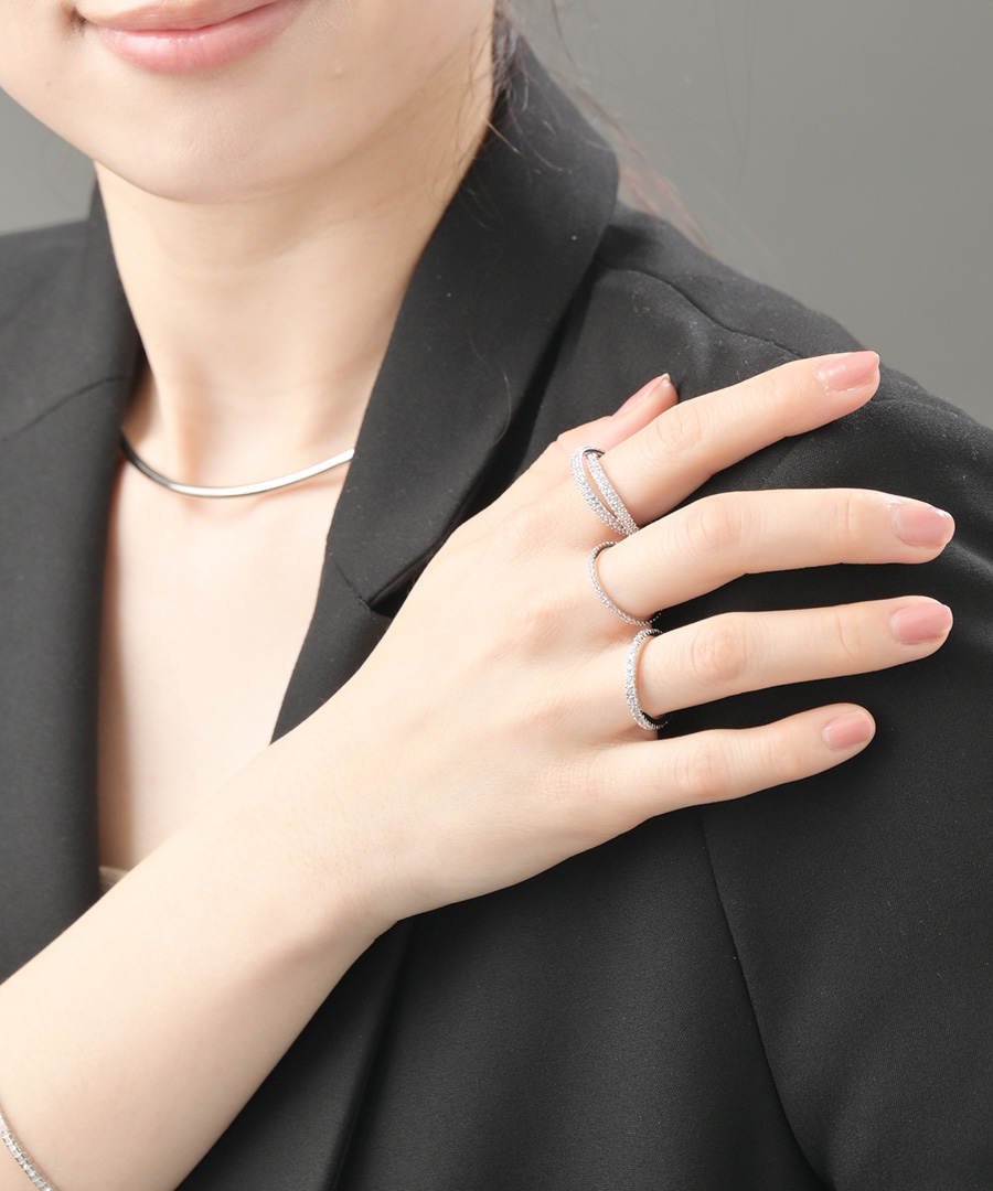 大人の手元に上品な輝きを添える キュービックジルコニア エタニティリング