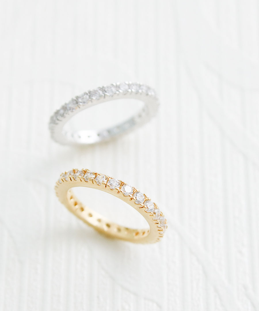 大人の手元に上品な輝きを添える キュービックジルコニア エタニティリング
