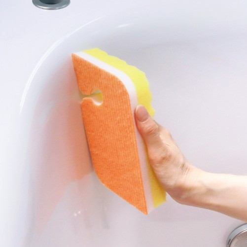 両側のカドが溝やスミにフィットし、汚れをカキ落とす