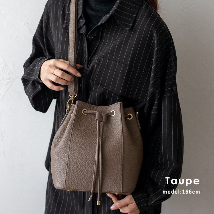 H.V.F.N(エイチヴィエフエヌ) ショルダーバッグ美品  - 黒 2way/巾着型 レザー H.V.F.N(エイチヴィエフエヌ) ショルダーバッグ美品 - 黒 2way/巾着型