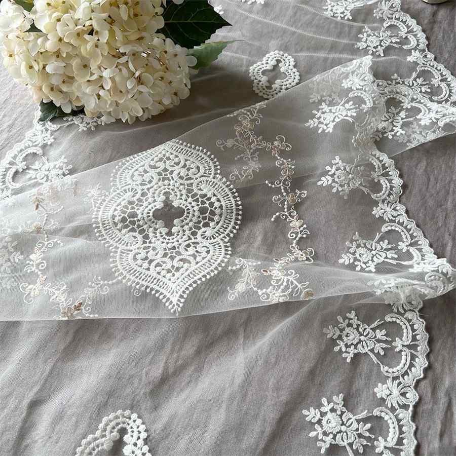 フレンチアンティーク調のテーブルクロス、華やかな刺繍のレース85✕85