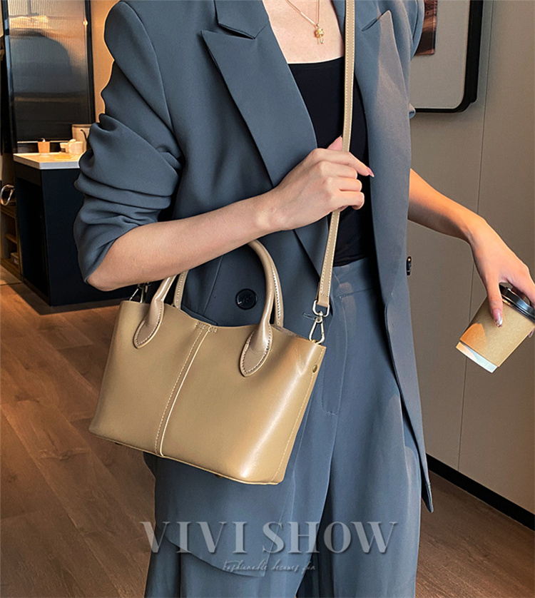 バック☆23区☆バッグ　軽量　ハンドバック　ショルダーバッグ　レザー 23区（ニジュウサンク） ショルダーバッグ バッグ レザー スタッズ