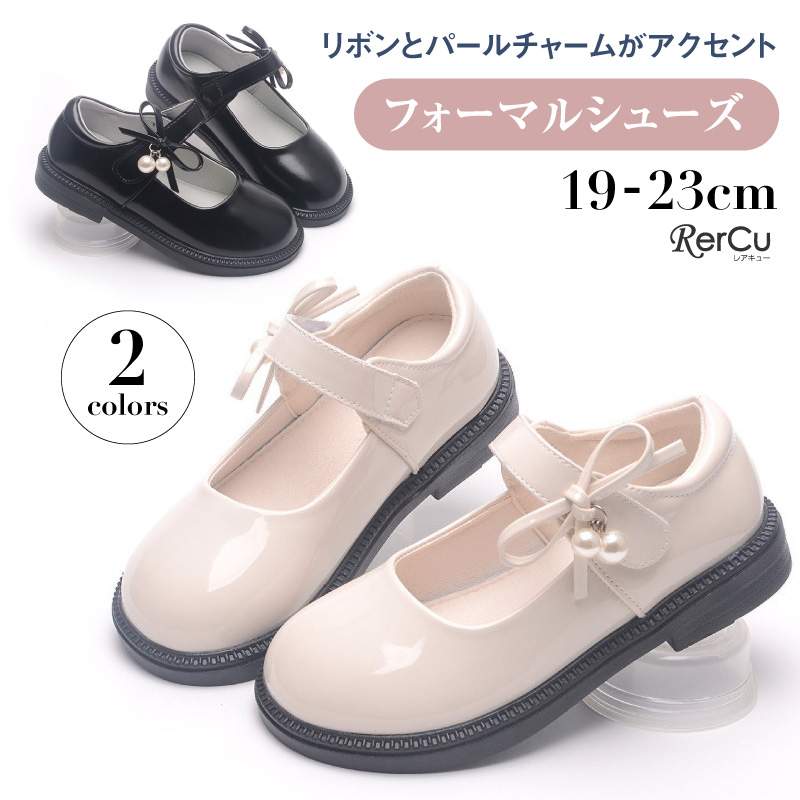 リボンとパールの輝きが足元を華やかに彩る、女の子のための上品