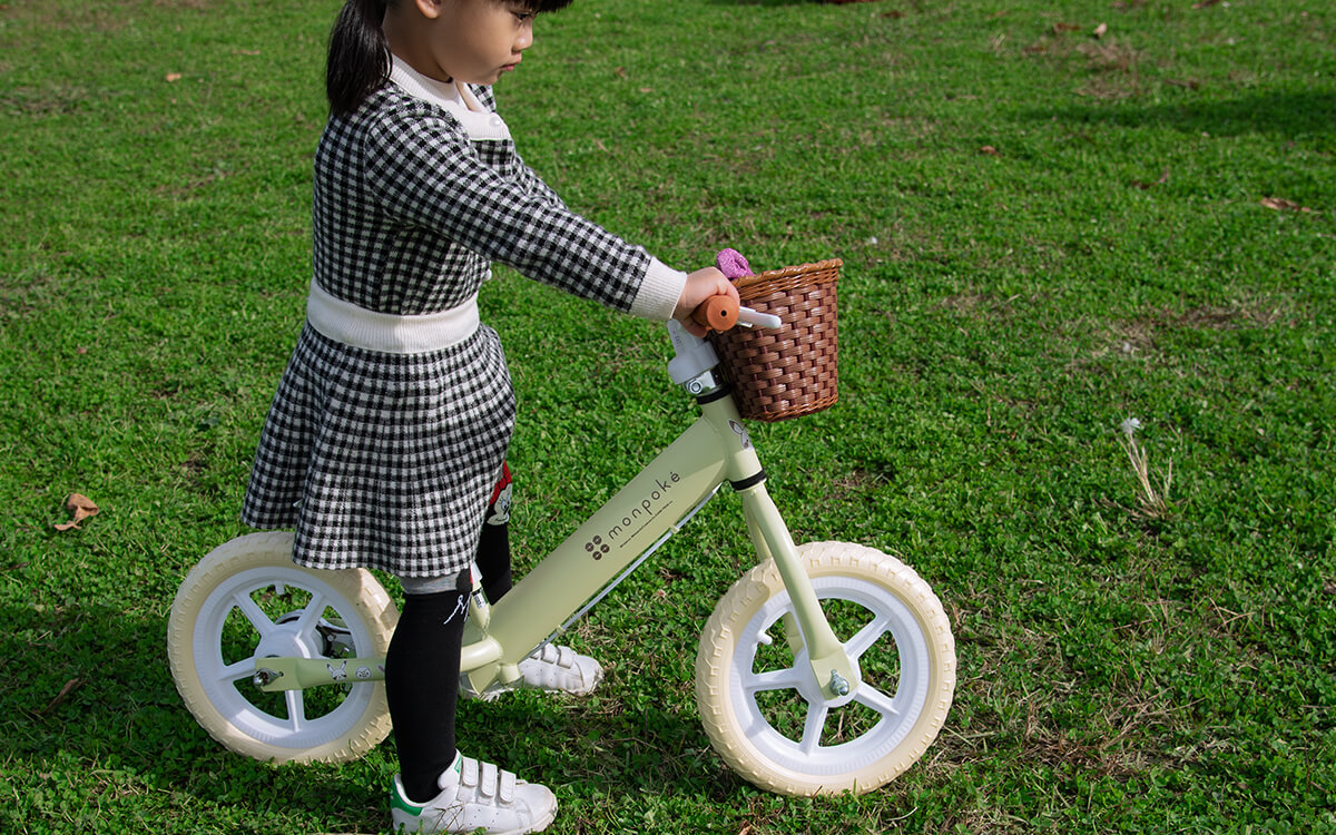 モンポケ トレーニングバイク キックバイク 幼児用ペダルなし自転車 