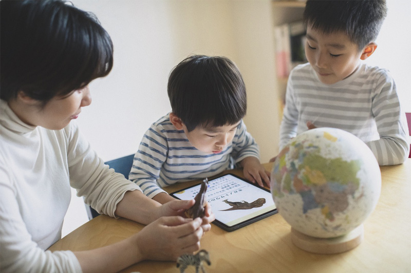 地球儀 ほぼ日のアースボールジャーニー AR地球儀 46804 アプリ対応 知育玩具 世界地図 直径20cm タブレット スマホ 学習 玩具 子供 遊び ギフト プレゼント 関連画像4