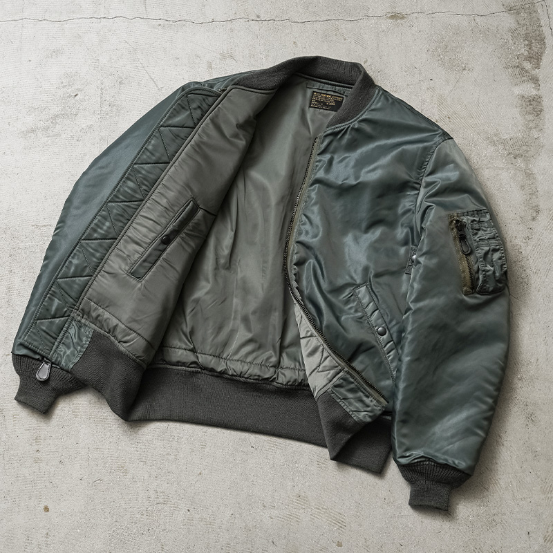 【商品名】 AVIREX アヴィレックス フライトジャケット M 【美品】 AVIREX（アヴィレックス） アビレックス 6182217 MA-1 VINTAGE