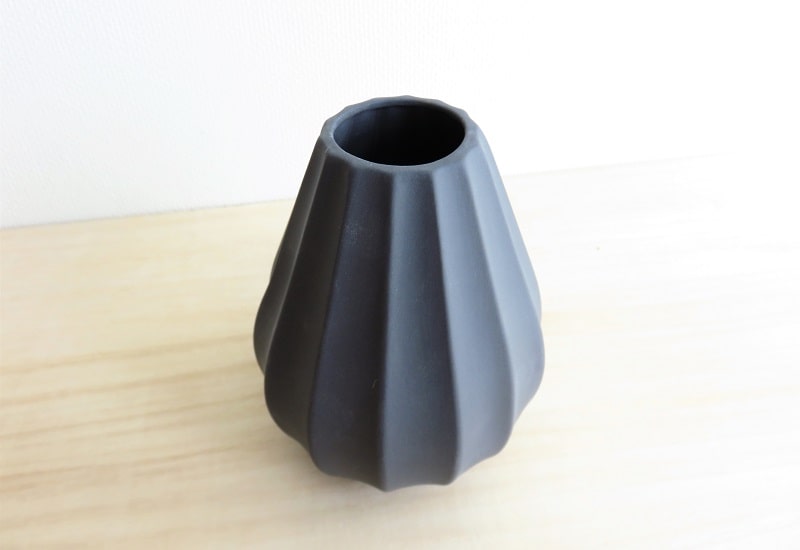 ダークブラウンの陶器製の花瓶 陶器製フラスコ型花瓶 ダークブラウン - メルカリ