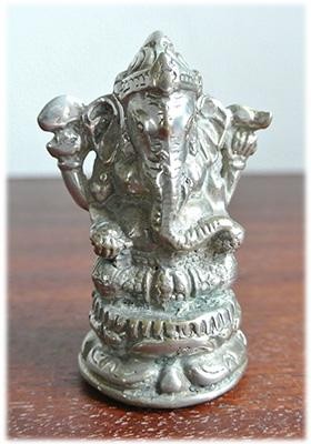ガネーシャ【夢を叶える神】木製彫刻置物23cm、迫力満点 楽天市場】【インドの神様 コブラに乗ったガネーシャの木製置物
