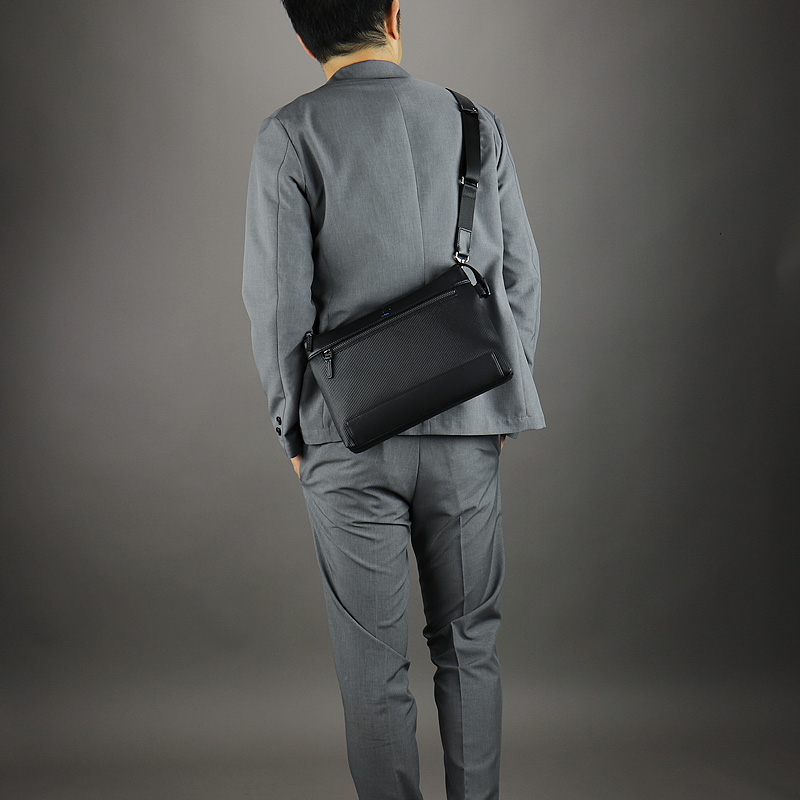 LANVIN en Bleu ランバンオンブルー クラッチバッグ バンプ ミニ