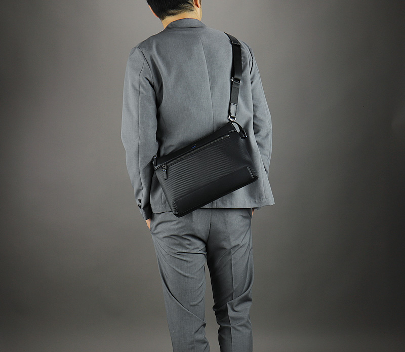 LANVIN en Bleu (ランバンオンブルー) バンプシリーズ クラッチショルダー 517121 