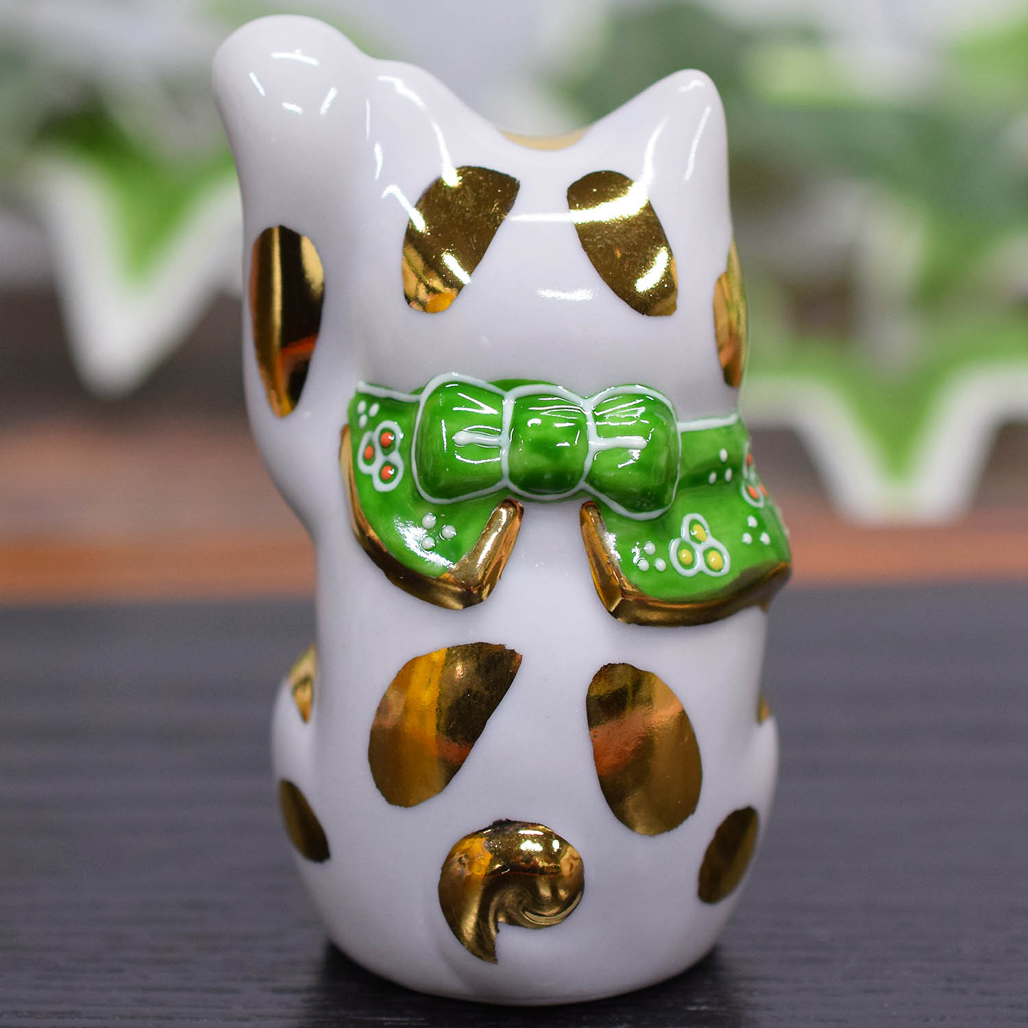 再値下げ　新品　九谷焼　お祈り猫　黄色　招き猫　縁起物　オブジェ　座布団付　風水 九谷焼 招き猫 置物 風水 左手 招き猫 黄盛 開店祝い 新築祝い