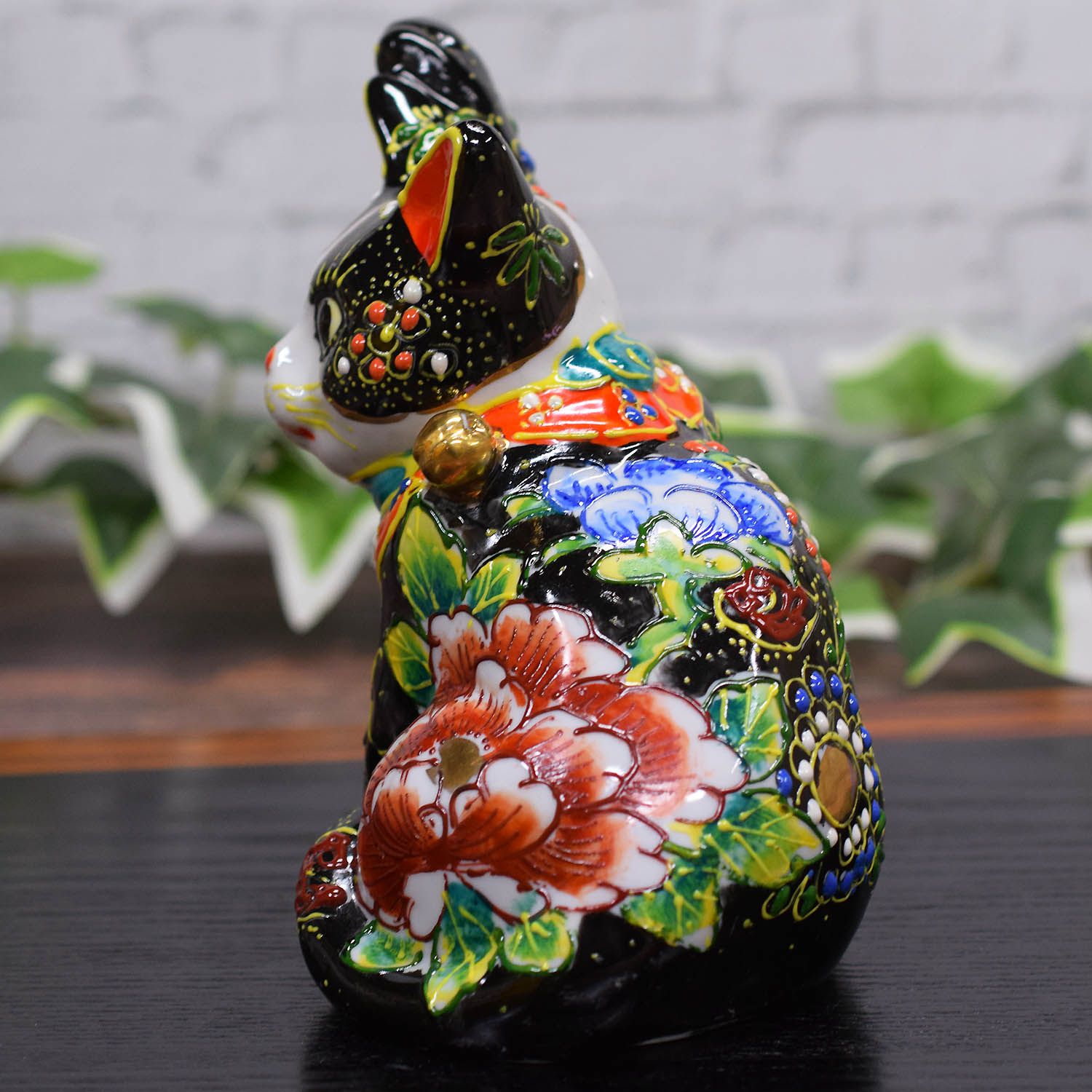 九谷焼 開運 右手 招き猫 置物 横座り招き猫 黒盛花と蝶 開店祝い