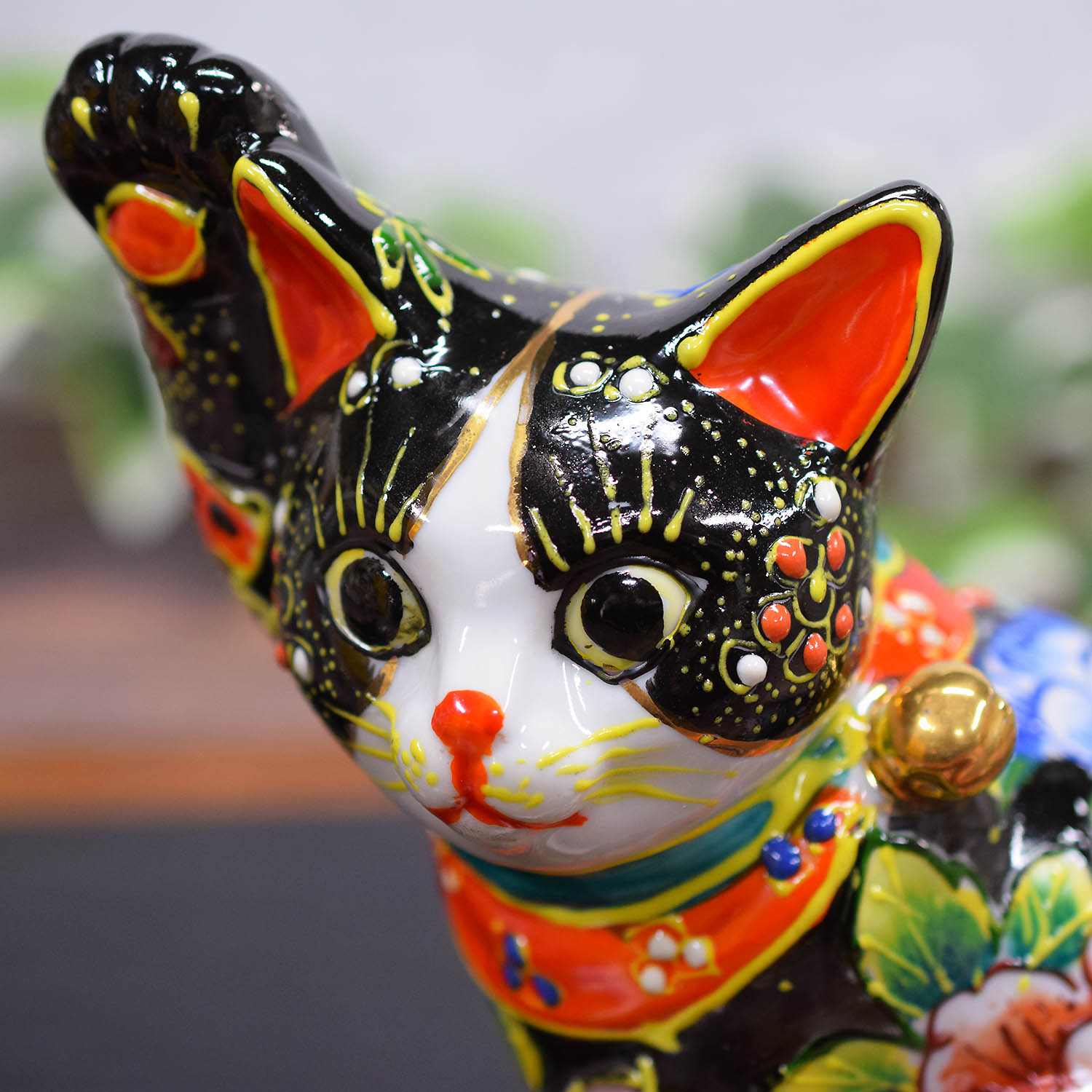 九谷焼 開運 右手 招き猫 置物 横座り招き猫 黒盛花と蝶 開店祝い
