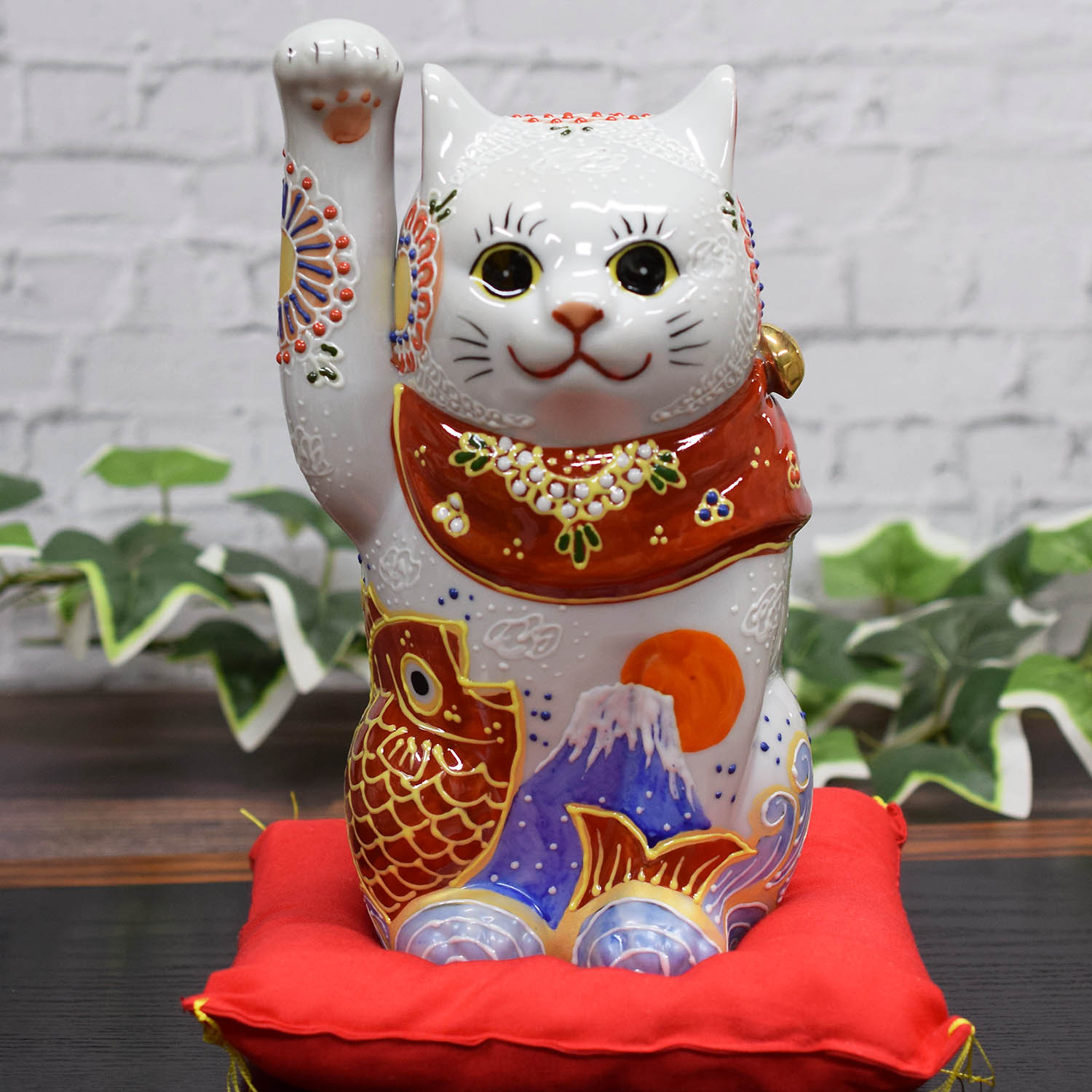 九谷焼 開運 招き猫 置物 7号 右手招き猫 祝鯛 座布団付き 開店祝い