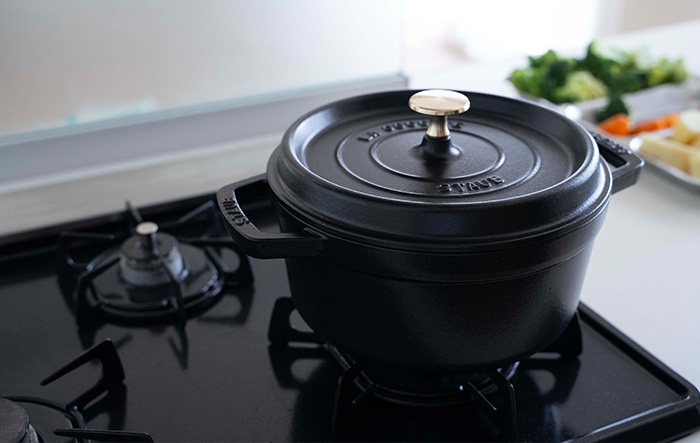 2025激安通販 22cm ラウンド ココット ピコ staub ストウブ 黒 日本 40509-305 調理器具