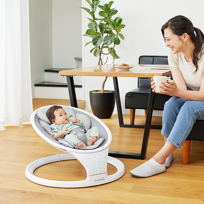 munchkin マンチキン電動スウィング　使用イメージ　モデル2