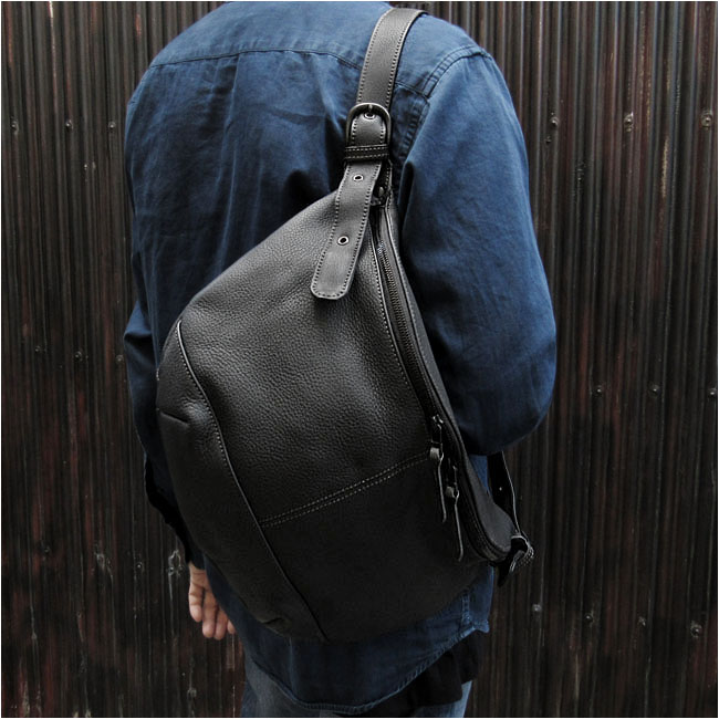 極美品 アヴィレックス ショダーバック 斜め掛け可 レザー本革 ロゴ型押し 黒 VARSITY LEATHER BOX SHOULDER BAG/バーシティーレザー ボックス