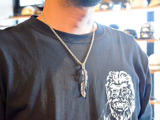 MAD CULT/マッドカルト】「MC Feather Pendant Top/MCフェザー