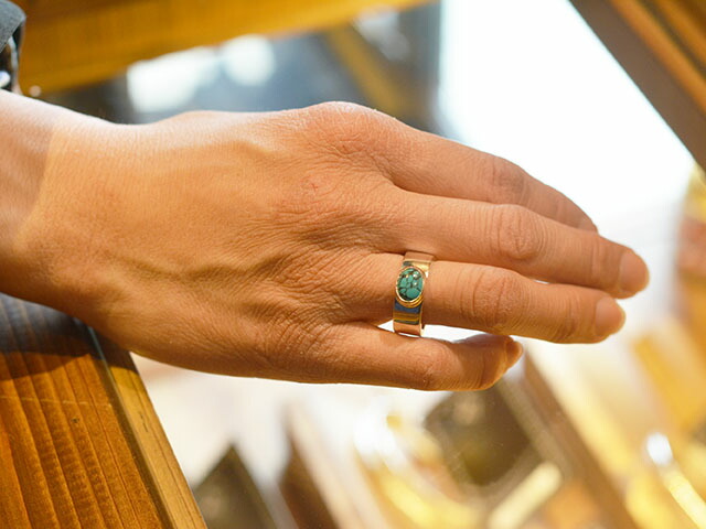【FIRST ARROWs/ファーストアローズ】「Flat Hammered 8mm Plane Ring with Turquoise/ターコイズ付き平打8mmプレーンリング」(R-081)(ウルフパック) FIRST ARROWs/ファーストアローズ Flat Hammered 8mm Plane Ring with Turquoise/ターコイズ付き平打8mmプレーンリング