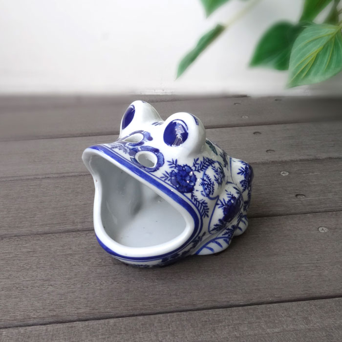 村長カエルの置き香炉　カエルの陶器 香炉 お香 香炉 アロマ 置物 御線香 せんこう カエル かえる 蛙 陶器