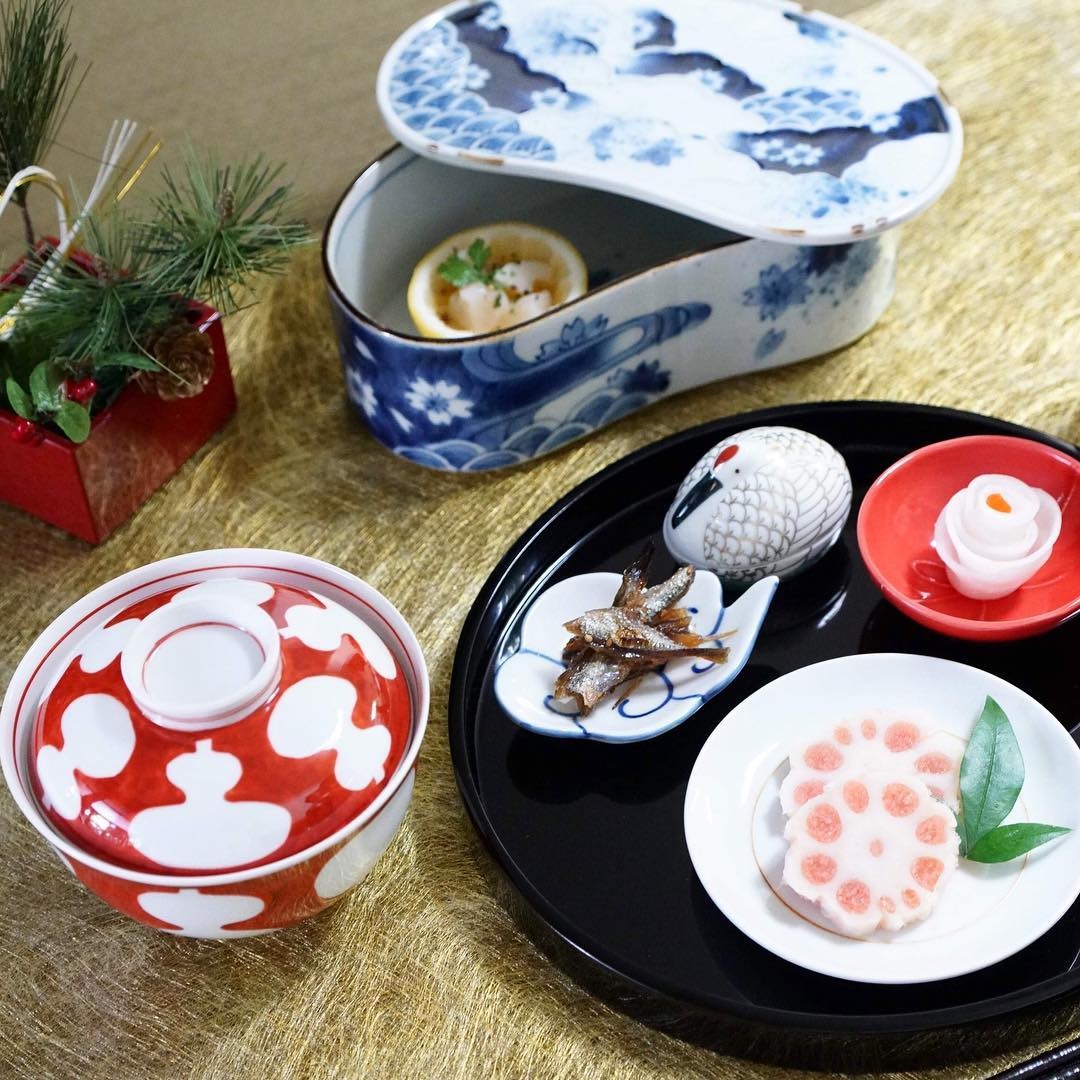 ⑥祝鶴膳【お正月 和食器セット】 有田焼 林斎窯 幸窯楽他20点  4名様セット 楽天市場】【クーポン配布中】錦茶緑金松葉型 銘々皿 13.3cm 幸