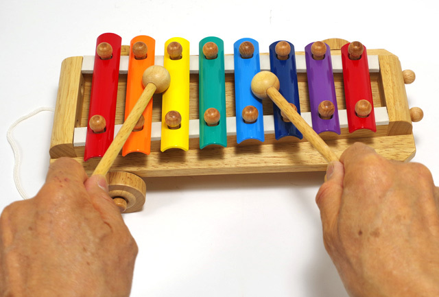 名入れ無料 木のおもちゃ 木製知育玩具 2歳 楽器玩具 引き車 鉄琴 赤ちゃん（シロフォンカー）名前入り :2200075:木のおもちゃクラフト・グレイン  - 通販 - Yahoo!ショッピング