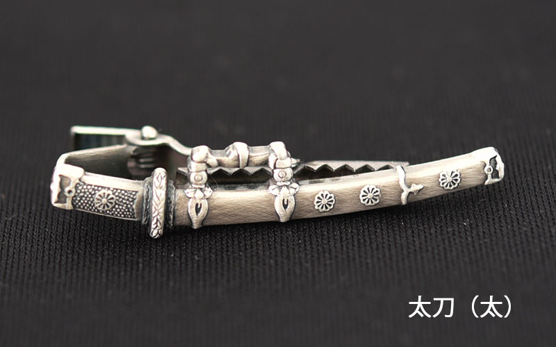 ネクタイピン/タイバー/シルバー/ゴールド/日本製/刀/太刀/先生/教授/歴史/プレゼント