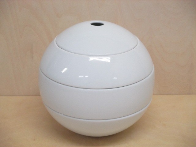 有田焼 李荘窯 玉重 白磁千段 珠型三段重 化粧箱付 16cm 白色 有田焼 李荘窯 玉重 白磁千段 珠型三段重 化粧箱付 16cm 白色