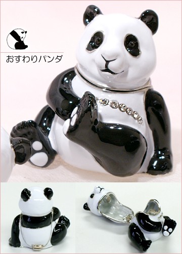 お座りポーズがかわいいパンダ